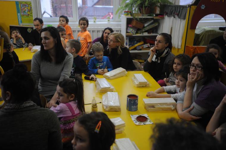 Madarakon segítenek a napközisek