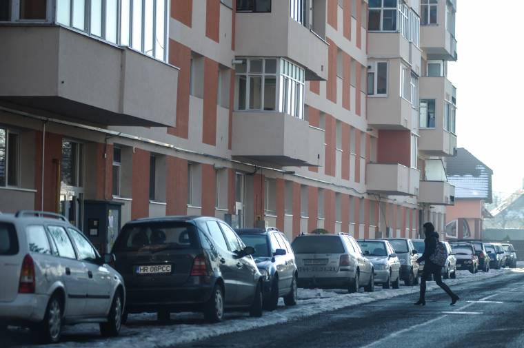 Céges autók nehezítik a parkolást