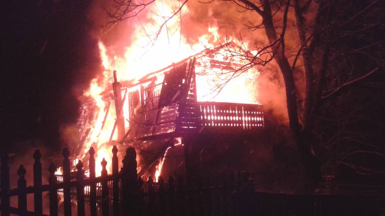 Csak a falai maradtak meg a hétvégi háznak