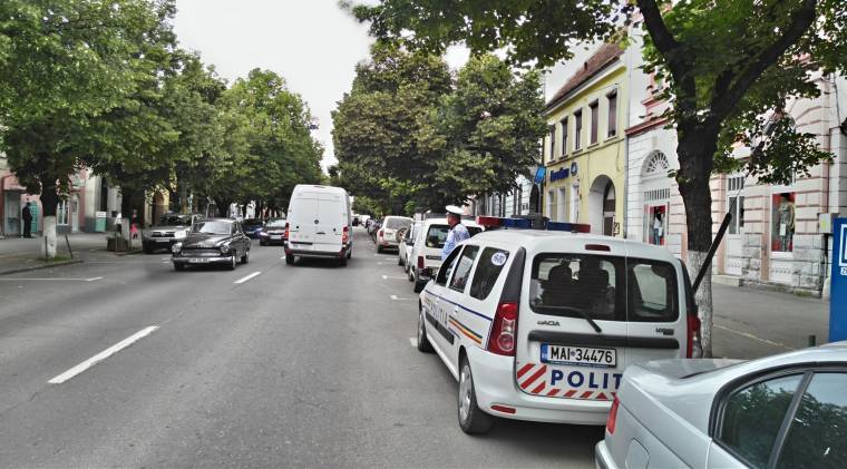 A járdán parkolókat figyelmeztetik a rendőrök