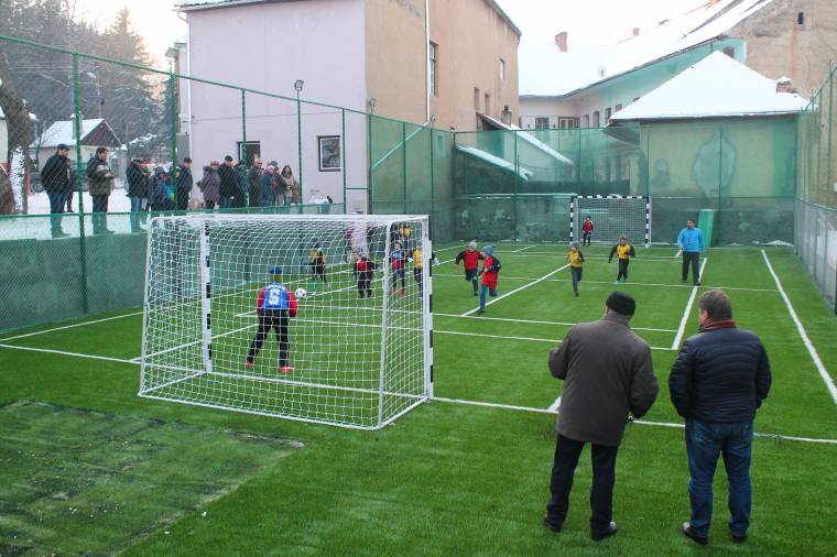 Felújított műgyepes pályán rúghatják a bőrt a gimisek