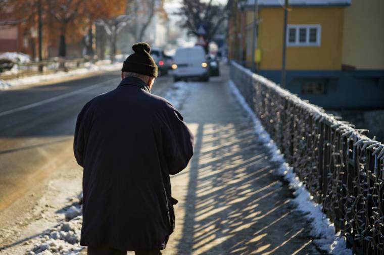 Már a napokban fel- és leakaszthatják a kabátokat a jótékonykodók és a rászorulók