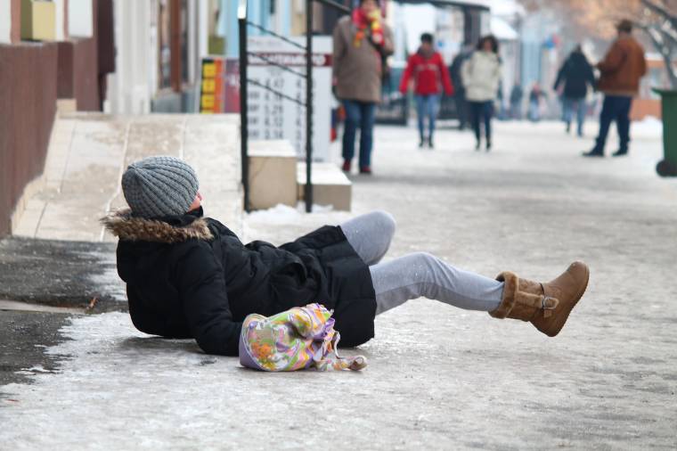 Rándulások, törések, ficamok a korcsolyapályává vált járdákon