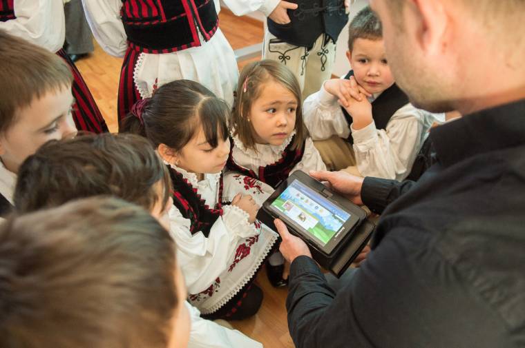 Táblagépek, okoseszközök segítségével tanulhatnak