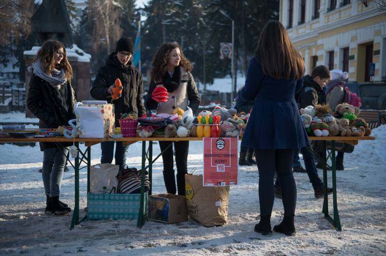 Jótékonysági Mikulás-vásárt tartottak Székelyudvarhely központjában