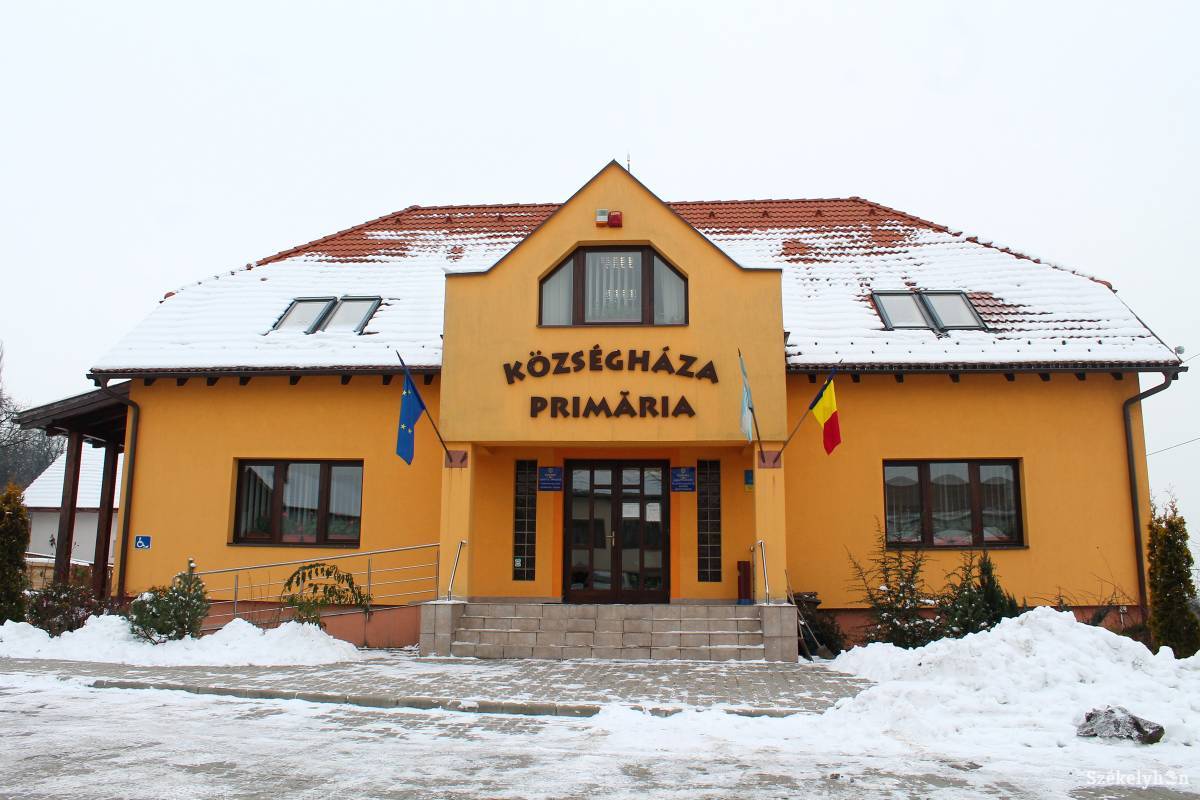 Ekkor még volt román zászló a boldogfalvi községházán, de nemcsak erre, hanem a címer hiányára is felfigyelt Tanasă. Archív •  Fotó: Pál Árpád