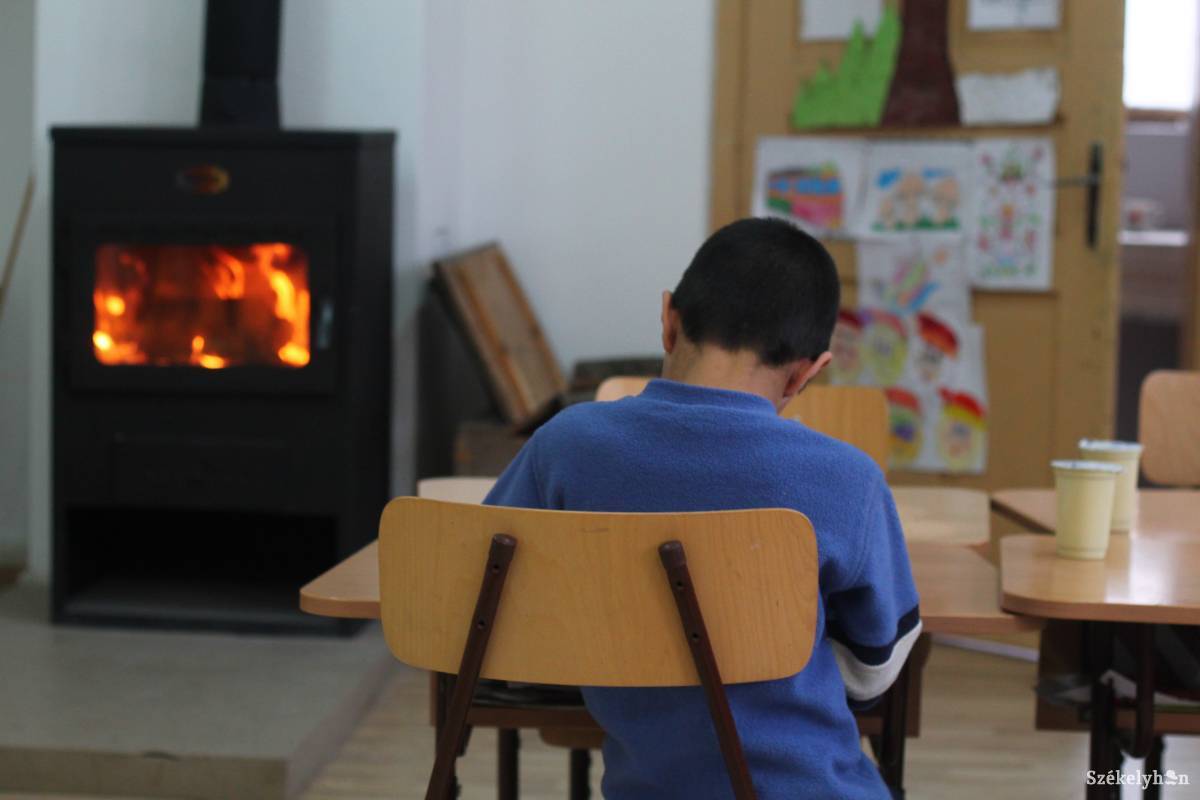 Fűtés az iskolában. Vannak gyerekek, akik télvíz idején csak így tudnak igazán átmelegedni. Illusztráció •  Fotó: Pál Árpád
