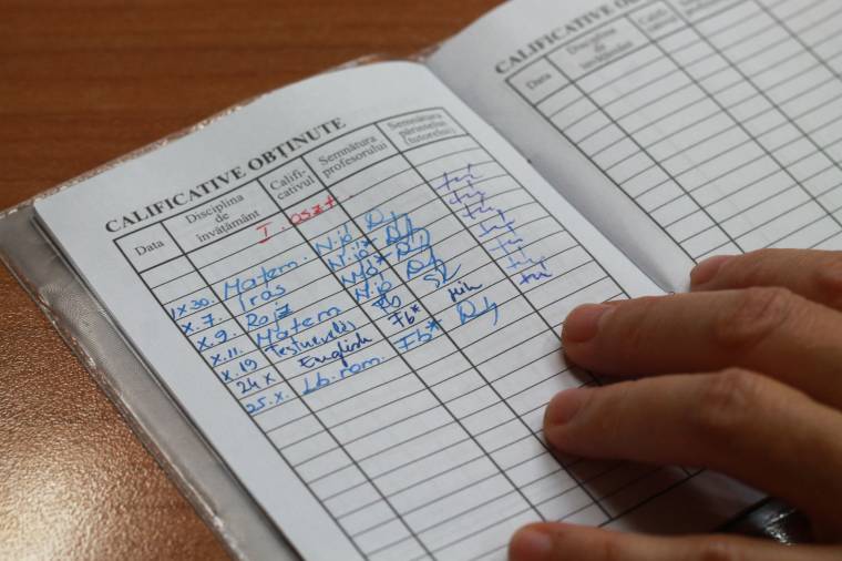 Román nyelvű értékelések a magyar elemisek ellenőrzőjében – diszkriminatív vagy sem?
