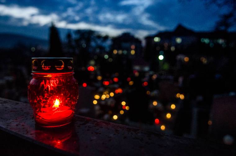 Gyertyák és virágok jelzik az utókor kegyeletét