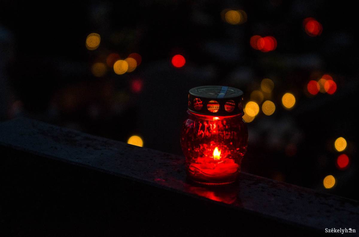 Az elfogyó gyertya a földi életet, lángja az örök életet jelképezi •  Fotó: Barabás Ákos