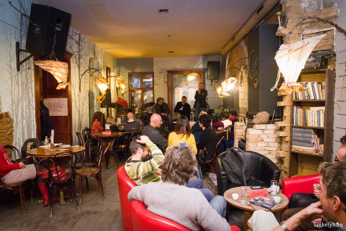Irodalmi esemény a volt G. Caféban. Mokkába költözik. Archív •  Fotó: Dávid Anna Júlia