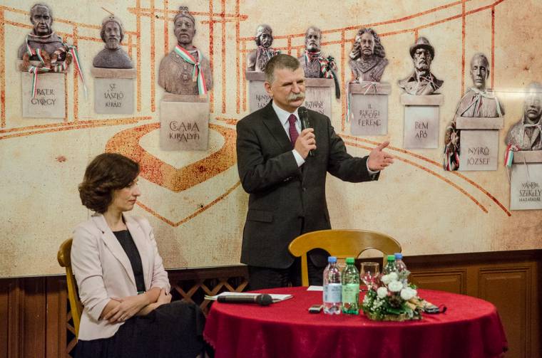 Felrótták Kövérnek a „szerecsenmosdatást