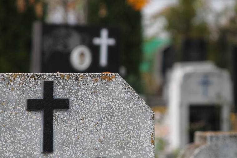 Koszorúkat dúlt szét egy medve az ikafalvi temetőben