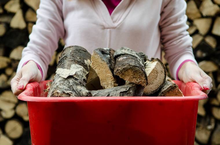 Segítség helyett „megéget” az árplafon: kivonták a forgalomból a tűzifát és a brikettet a barkácsáruházláncok