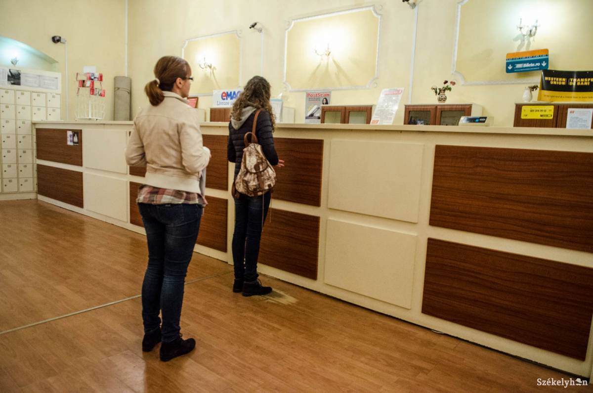 Csomagátvétel a postán. Egyre többen rendelnek árut EU-n kívüli országokból •  Fotó: Barabás Ákos