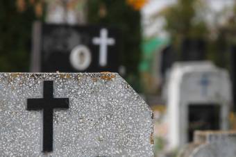 Több tucat sír meggyalázásával gyanúsítanak egy kiskorút Maros megyében