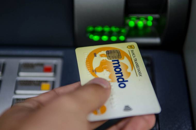 Eltilthatják az erőszakos tettet elkövető szülőt a gyermekpénz felvételétől