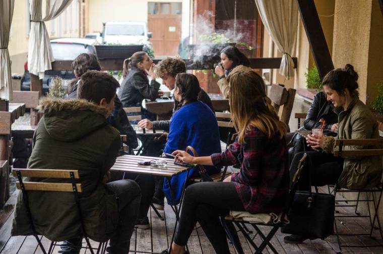 Megtilthatják a kiskorúaknak, hogy közterületen cigarettázzanak