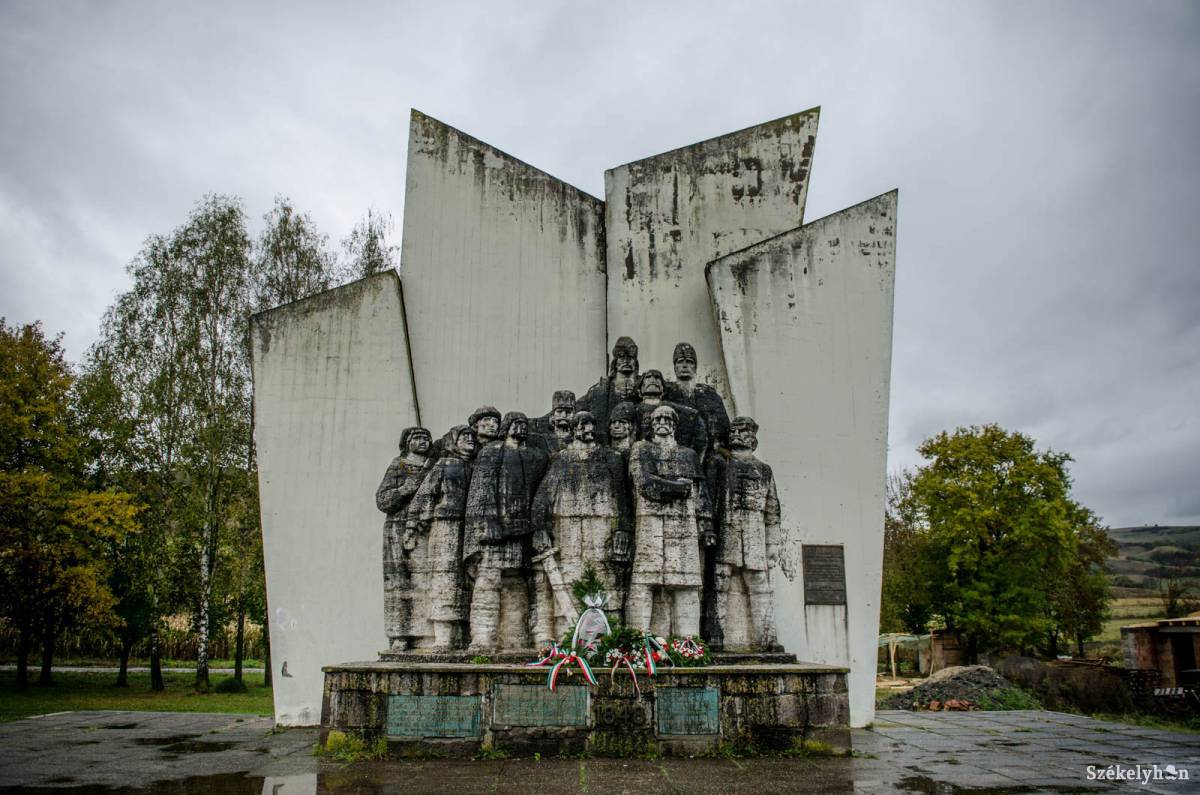 Az emlékműnél történt az összetűzés. Archív •  Fotó: Barabás Ákos