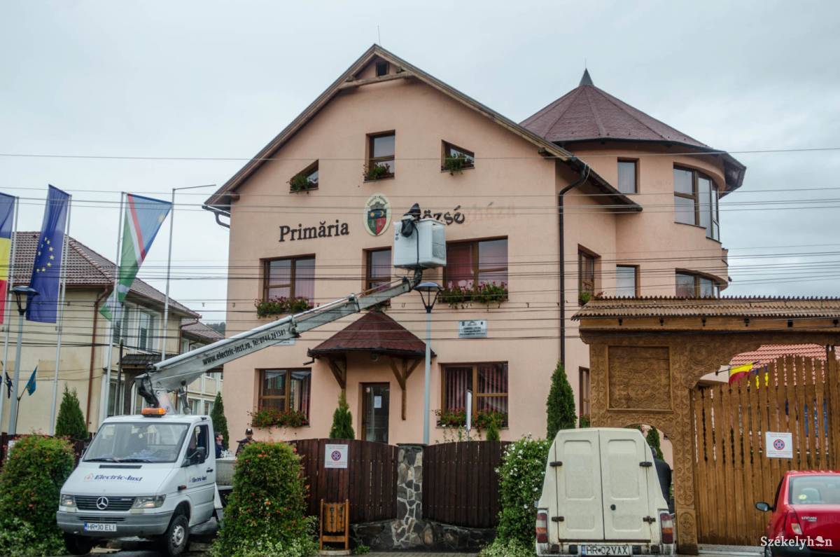 Búcsú a felirattól. Az ADEC már rutinosan kezdeményezi a pereket. Archív •  Fotó: Barabás Ákos