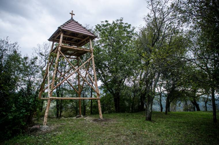 Már építik a haranglábat Atyhában