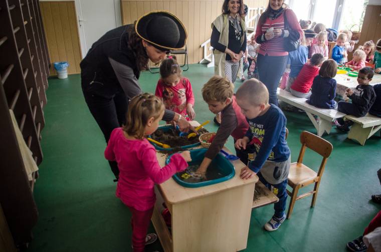Ilyen asztalt szeretett volna napközis korában