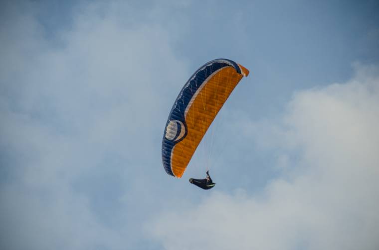 Rosszul landolt, megsérült egy siklóernyős Csíksomlyó közelében