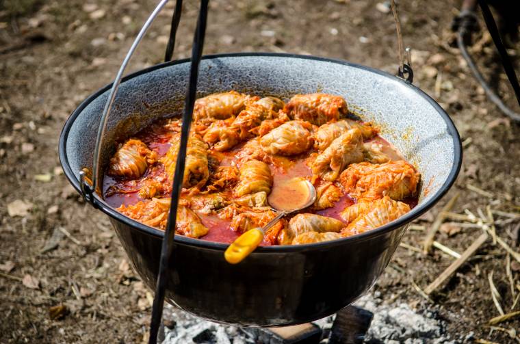 Parajdi káposztatöltés a barátság jegyében