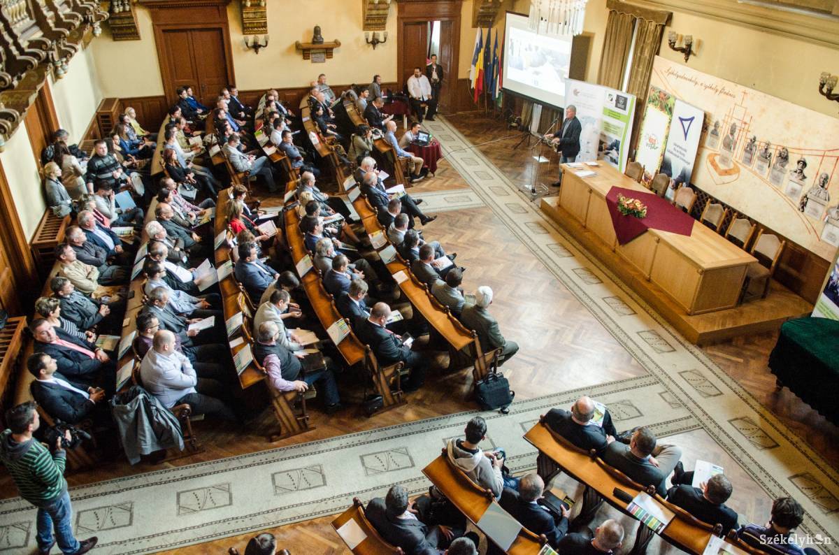 Nemcsak hasznos ismeretekre, hanem új üzleti kapcsolatokra is szert tehetnek a konferencián a székely vállalkozók •  Fotó: Barabás Ákos