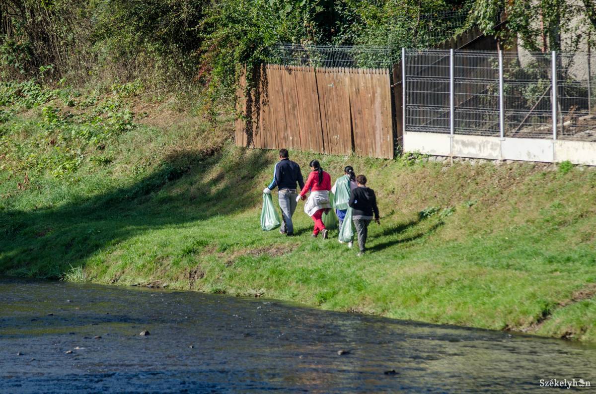 Medertakarítás Udvarhelyen. Dolgozniuk kell a támogatásért a szociális segélyben részesülőknek. Archív •  Fotó: Barabás Ákos