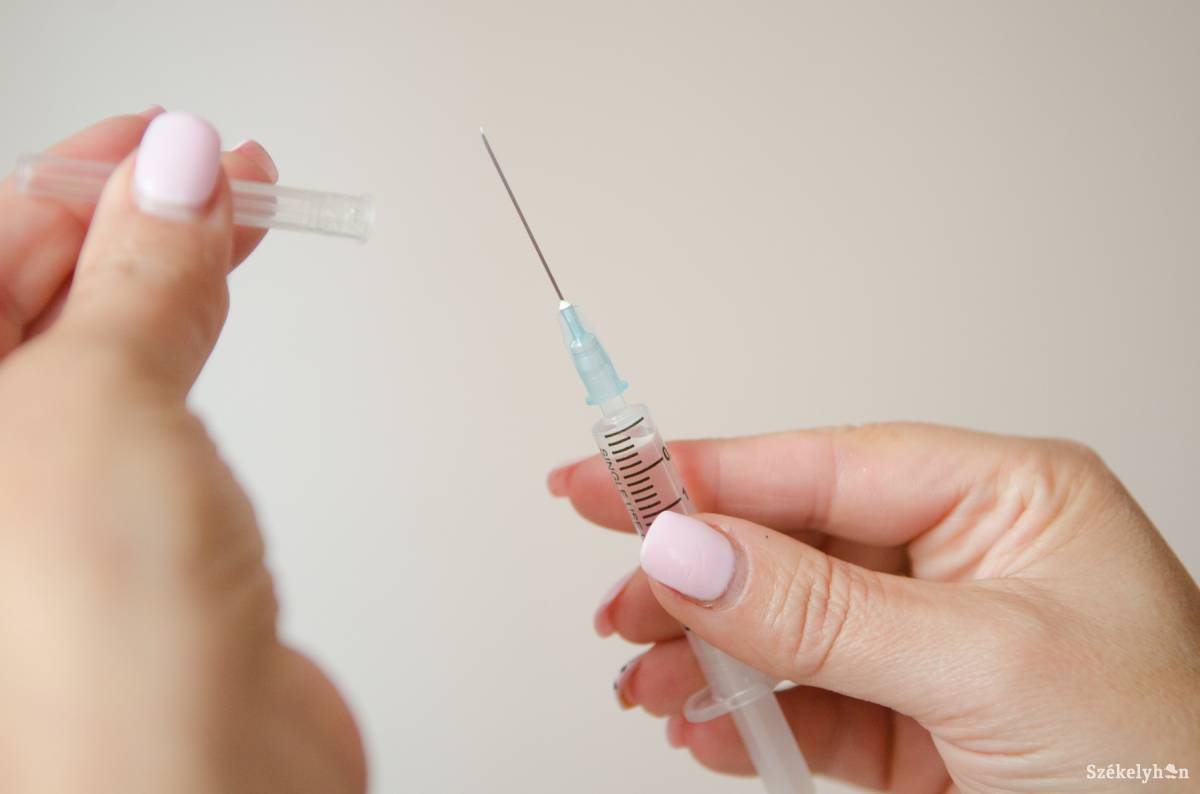 Mintegy két-két és fél hónapra elegendő mennyiséget kapott Hargita megye a már fogytán lévő kanyaró, mumpsz és rózsahimlő elleni védőoltásból. Képünk illusztráció •  Fotó: Barabás Ákos