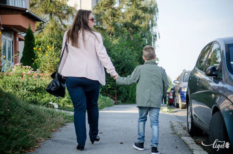Segít, ha kézzelfoghatóbbá tesszük az ismeretlent, például elsétálunk az iskola felé •  Fotó: Barabás Ákos