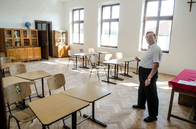 Negyvenhárom gyerek, öt osztály és egy új iskola