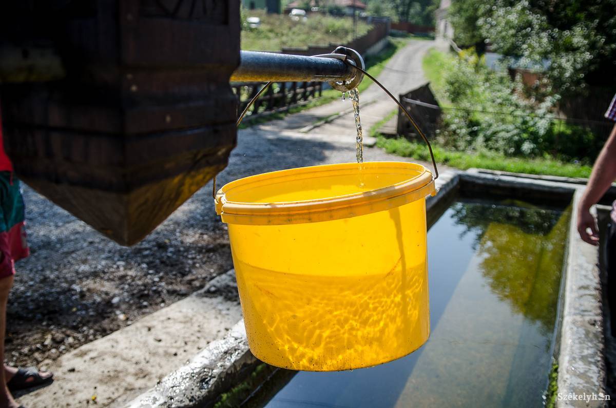 Hatalmas gondokat okoz a vízhiány Árvátfalván, sokan a csorgóról hordják a vízet