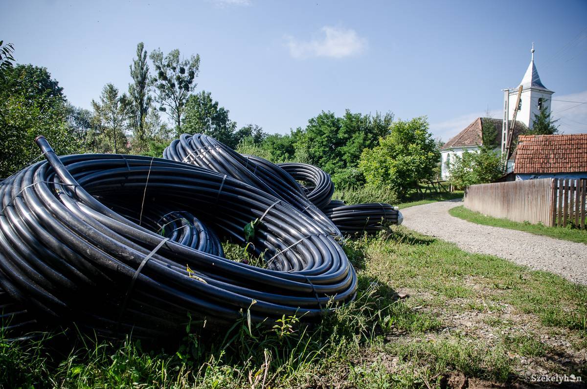 A vezetékek közel két éve a falu központjában várják földbe helyezésüket. Archív &bullet;  Fotó: Barabás Ákos