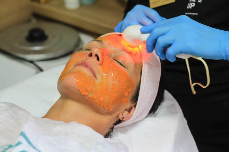 A megfelelő ápolás a ragyogó bőr titka – A gyógynövényalapú termékek pozitívumait hangsúlyozza Gáspár Kinga kozmetológus