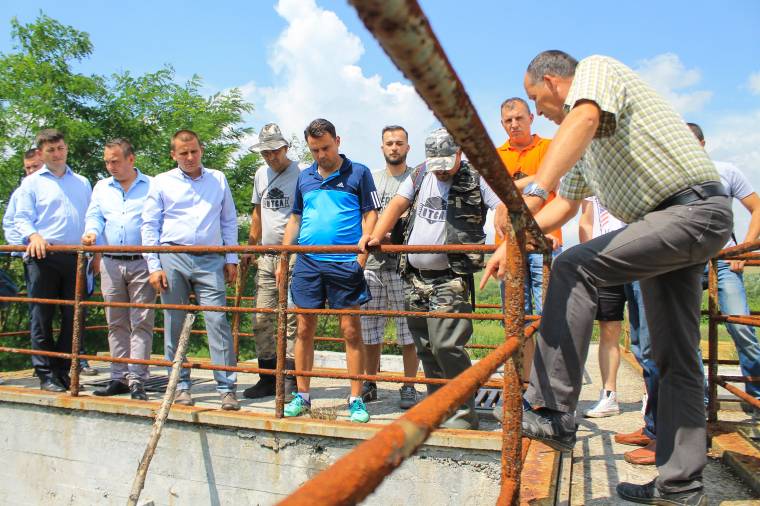 A rothadó iszapot átmosva ömlik a tisztított szennyvíz a Nyikóba