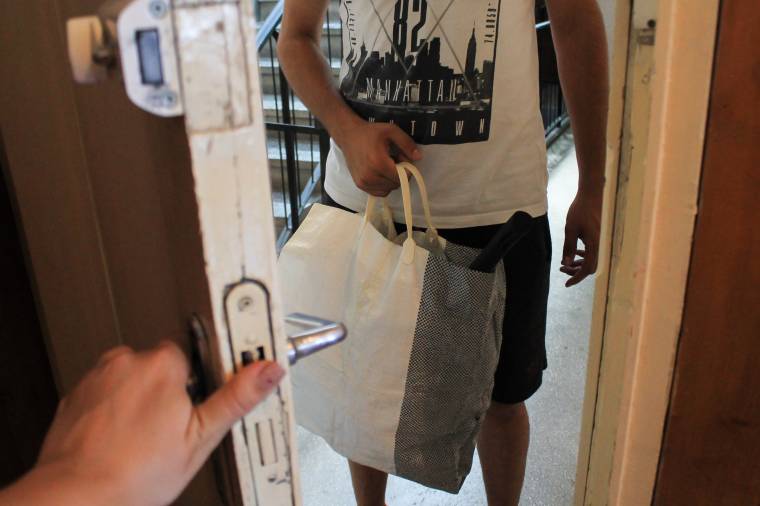 Egy vödör vizet kérve érkezett, pénzzel és cipővel távozott a tolvaj