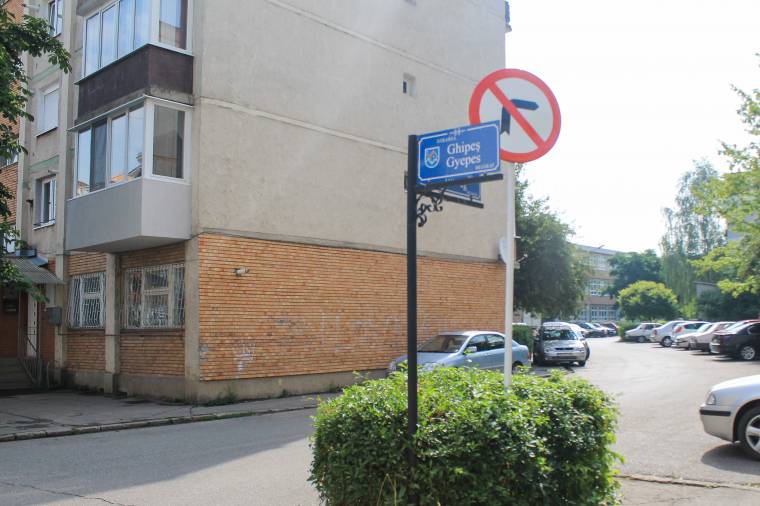 Ellophatták a táblát – be szabad hajtani az utcába vagy sem?