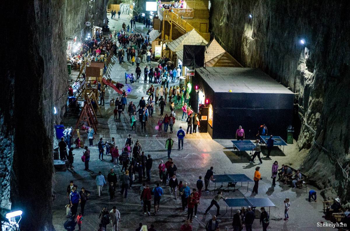 Növelni kellett a sóbányába szállító buszok számát a megnövekedett turistaforgalom miatt. Archív •  Fotó: Barabás Ákos