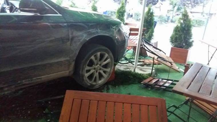 Autóval hajtott be a nyárikertbe