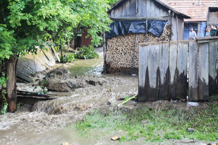 Így hömpölygött a víz kerteken, udvarokon át – VIDEÓ