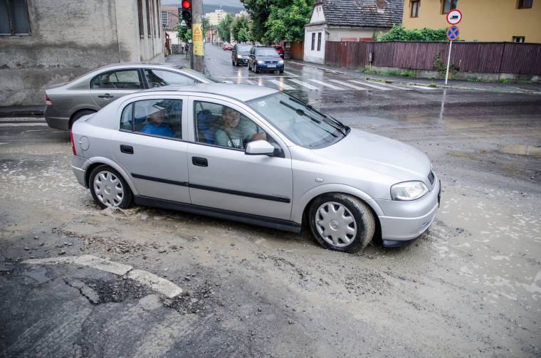 Sávlezárás vezetékcsere és útjavítás miatt
