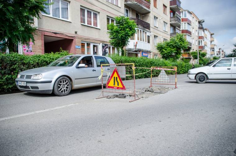 Már egy hónapja javítanak a Kisköved utcában