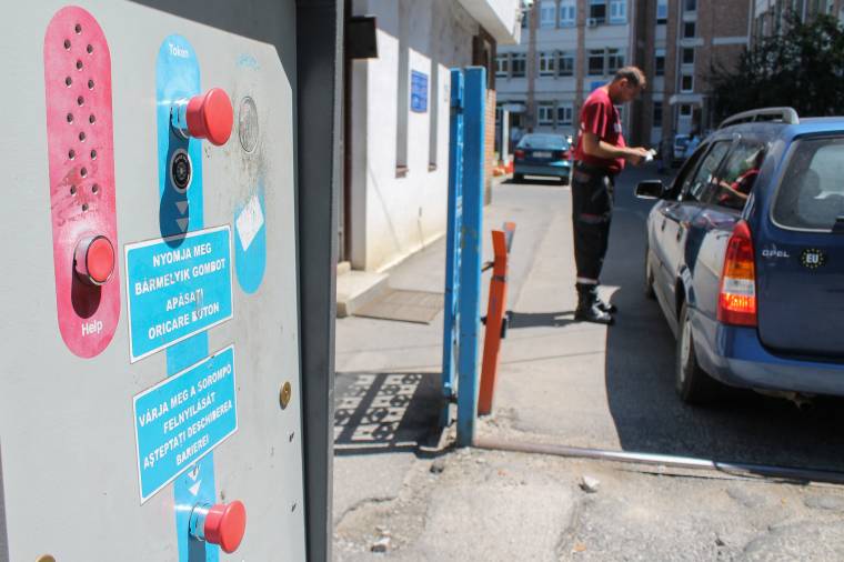 Parkolás a kórházban: mikor zsetonnal, mikor pénzért