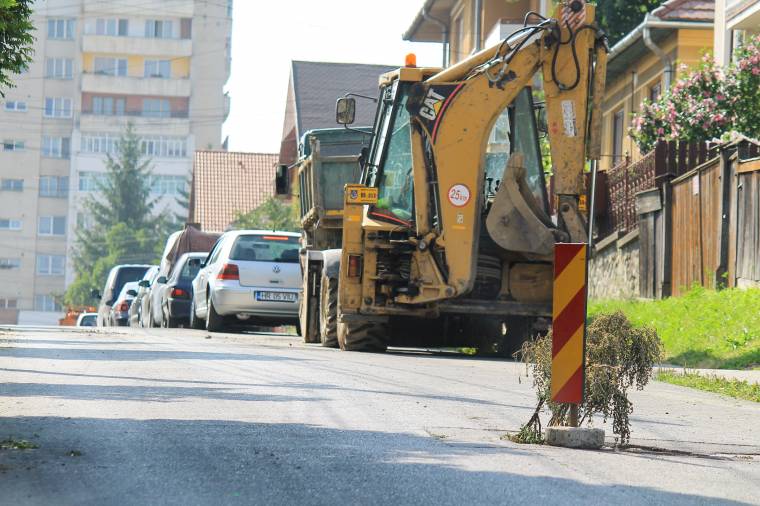 Kerülgetni kell a tönkrement aknafedőt