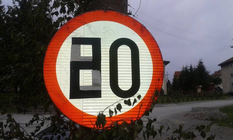 Sebességkorlátozó tábla korlátozott készletből