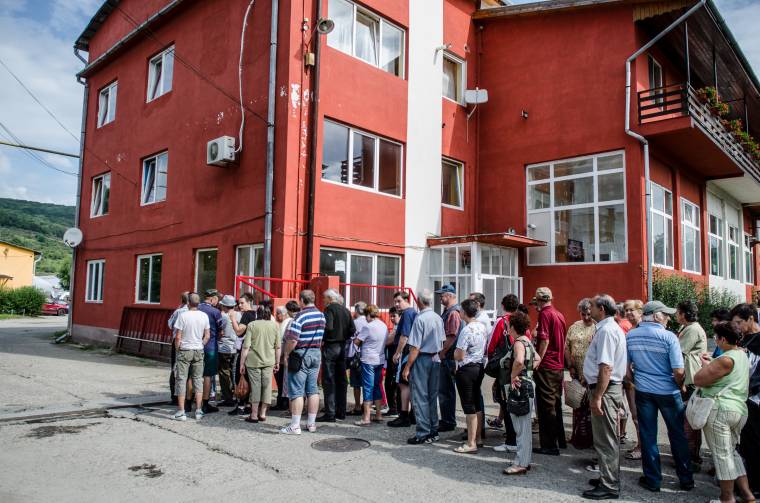 Folytatódik a sorbanállás az élelmiszercsomagokért