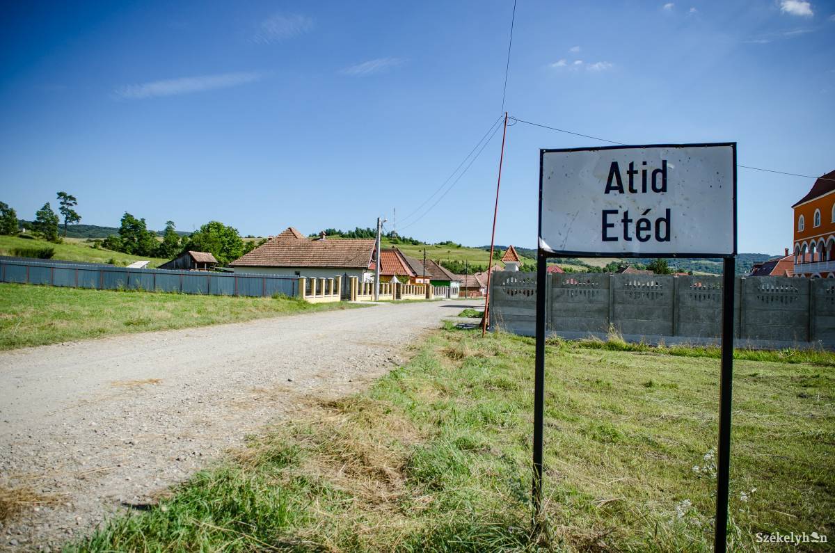 Etéd bejáratánál. Csend van, az amúgy is csendes településen. Archív •  Fotó: Barabás Ákos