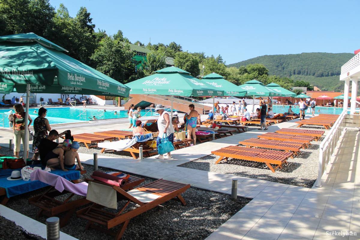 Sokan fürödtek a parajdi sós vízű strandon. Archív •  Fotó: Pál Árpád